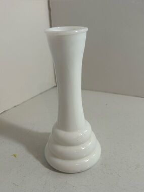 🛍️3/$30 Vintage 1960’s white milk glass beehive base bud vase